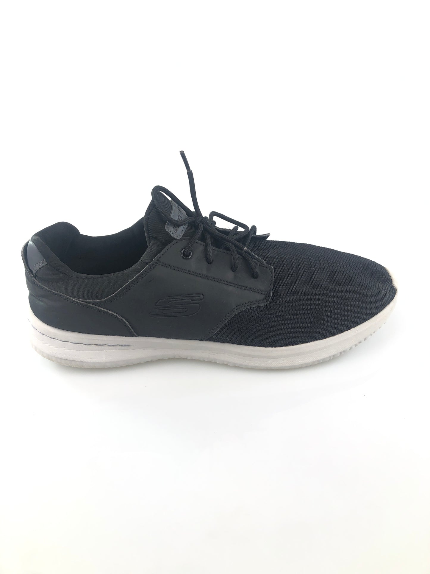 Tenis Negro Deportivo Skechers Classic Fit